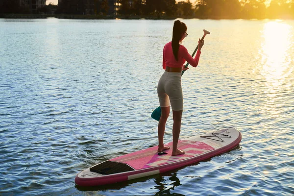 Mujer Joven Deportiva Con Paleta Larga Las Manos Flotando Tabla —  Fotos de Stock