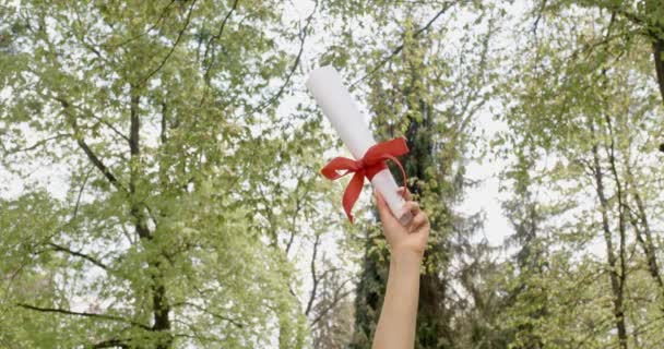 Close Van Jonge Vrouw Met Diploma Met Rode Streep Hand — Stockvideo