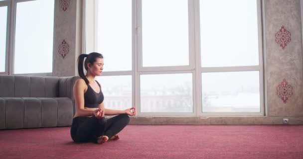 Side View Barefoot Girl Sitting Crossed Legs Lotos Pose Meditating — Vídeos de Stock