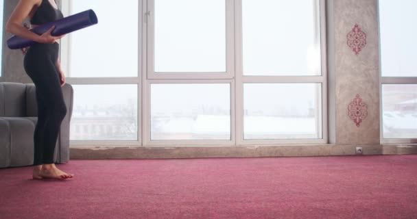 Zijaanzicht Van Mooi Brunette Meisje Met Paardenstaart Verspreidt Violette Yoga — Stockvideo