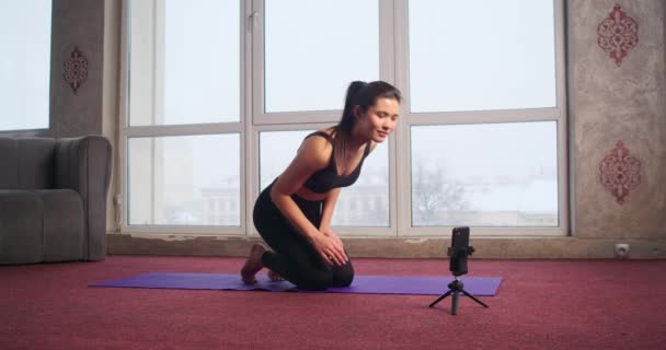 Vista Lateral Una Chica Bonita Delgada Entrenadora Bloguera Haciendo Yoga — Vídeos de Stock