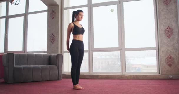 Zijaanzicht Van Sportief Meisje Draagt Zwarte Top Leggings Yoga Beoefenen — Stockvideo