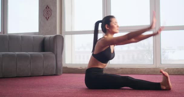 Vue Latérale Une Fille Mince Sportive Assise Sur Tapis Rouge — Video