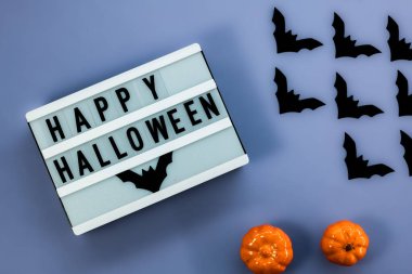 Cadılar bayramı geçmişi. Yarasa ve ahşap bir kutudan kesilmiş mavi ve beyaz kağıt.