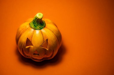 Turuncu arka planlı balkabağı kafası dekorasyonları