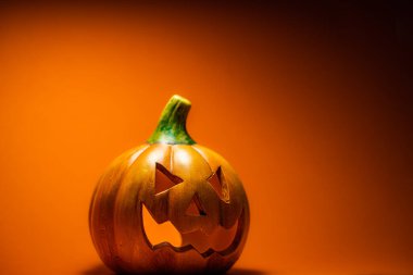 Turuncu arka planlı balkabağı kafası dekorasyonları