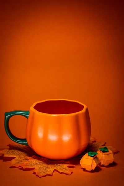 褐色背景下的一杯茶和南瓜 — 图库照片
