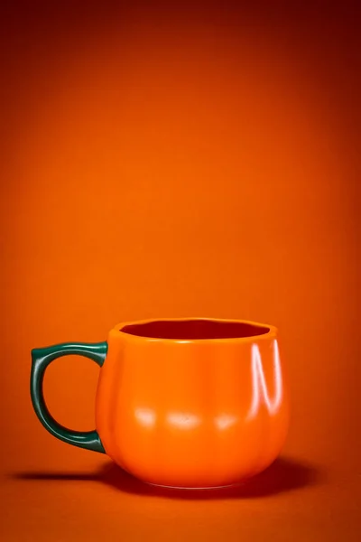 Taza Vacía Sobre Fondo Rojo — Foto de Stock