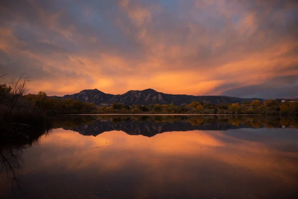 Sonnenaufgang Über Dem Flatirons Mit Einem See Spiegelung — Stockfoto