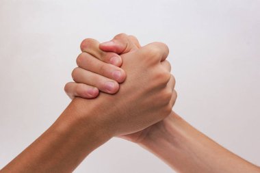 Beyaz arka planda çıplak elleri olan güçlü erkek tokalaşması