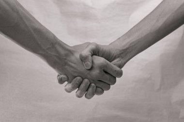 Beyaz arka planda çıplak elleri olan güçlü erkek tokalaşması