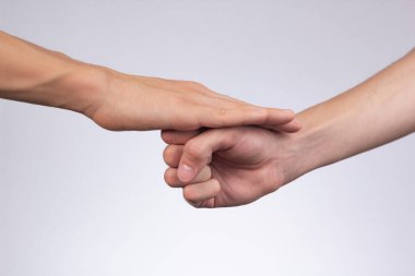 Taş-kağıt-makas popüler bir el oyunudur.