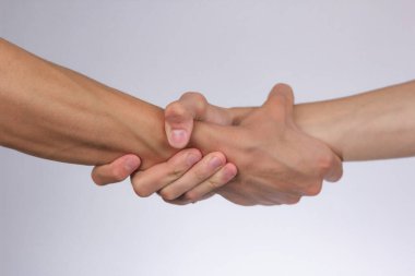  Beyaz arka planda çıplak elleri olan güçlü erkek tokalaşması