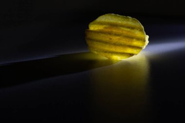 Oluklu çipler siyah arkaplanda