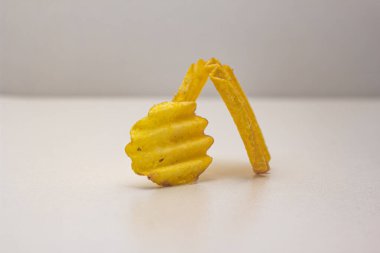 Beyaz arkaplanda oyulmuş çipler 