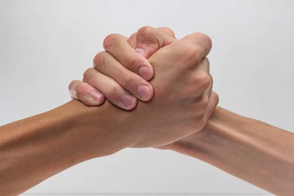白地に素手で強い男の握手 — ストック写真