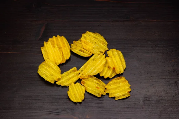 Chips Corrugados Sobre Fondo Madera —  Fotos de Stock