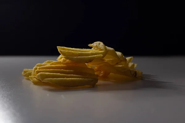 Chips Corrugados Fondo Negro —  Fotos de Stock
