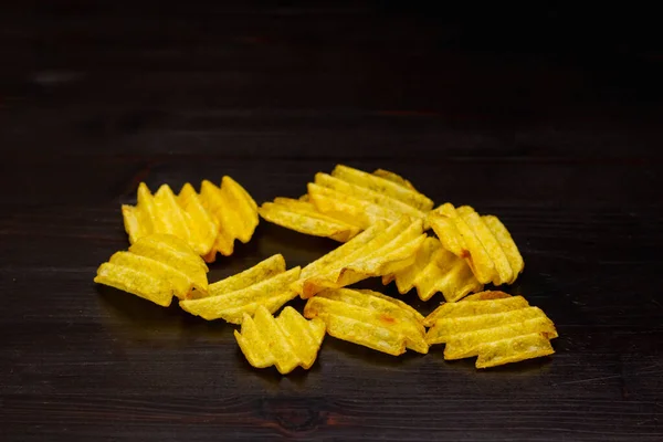 Chips Corrugados Fondo Negro —  Fotos de Stock