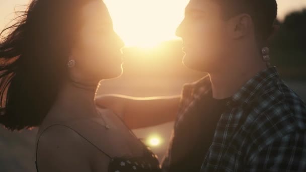 Närbild video av unga par stanna mot solen och vill kyssa. — Stockvideo