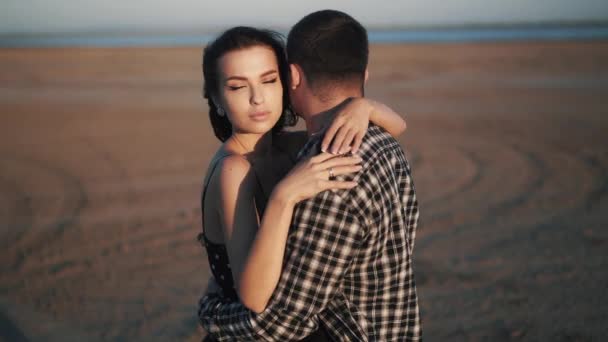 모래 비행기 안에서 포옹하는 젊은 커플의 느림보 영상. — 비디오