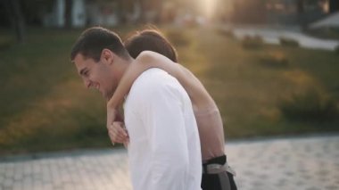 Kameraya bakan mutlu çiftin yavaş çekim videosunu kapat..