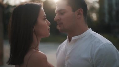 Çekici çift flört ediyor ve öpüşmeye hazır. Görüntüyü yavaş çekimde kapat.
