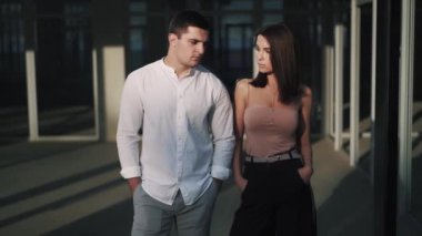 Üzgün çiftin yavaş çekim videosu. Birbirlerine bakmamaya çalışın..