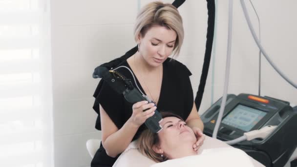 Vooraanzicht van cosmetoloog maken anti-aging procedure voor blanke vrouw. — Stockvideo