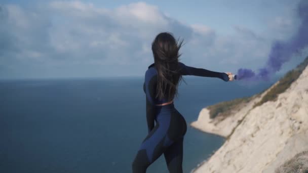 Slow motion terug uitzicht sexy jong atletisch vrouw staat op klif — Stockvideo