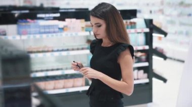 Beyaz tenli esmerin dörtte üçü göz kalemini seçer..