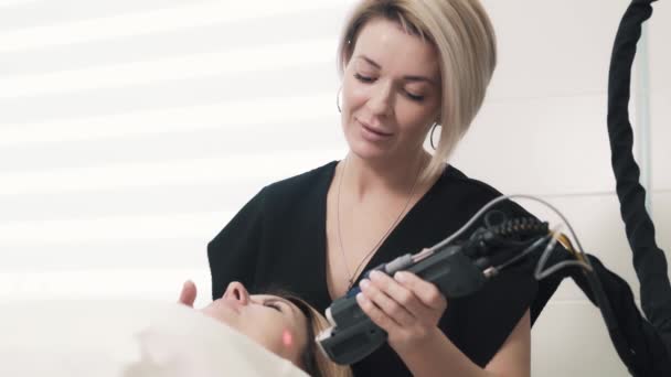 Médico usando laser para remover capilares de mulheres caucasianas rosto. — Vídeo de Stock