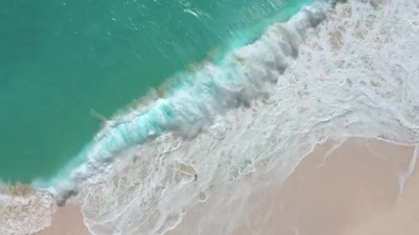 Powolny ruch górny widok morza piankowe fale pluskające na białym piasku plaży — Wideo stockowe