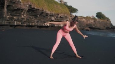 Genç Kafkasyalı kadın bacak egzersizleri yapıyor..