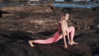 Sıkı spor giyim giymiş seksi bir kızın yan görünüşü bacaklarını ve kalçalarını esnetecek..