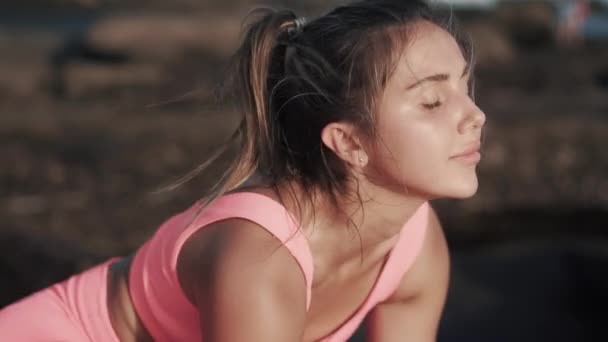 Boční pohled na sexy dívku v těsném sportovním oblečení protáhnout její nohy a hýždě. — Stock video