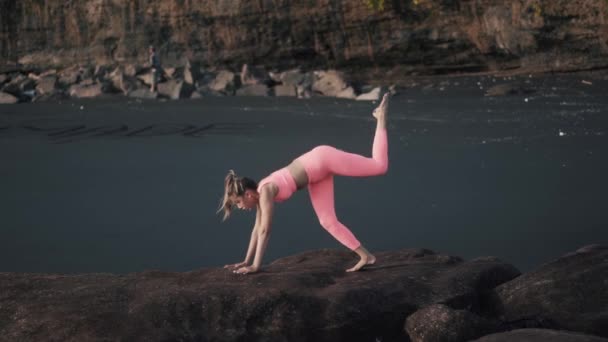 Sidovy av sexig tjej i tajta sportkläder sträcka på benen och gluten. — Stockvideo