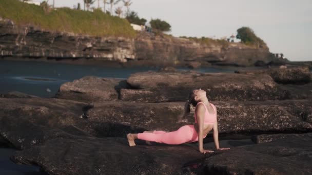 Vista lateral da menina sexy em sportswear apertado esticar as pernas e glúteos. — Vídeo de Stock