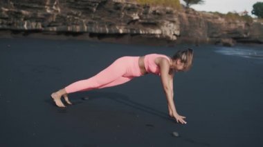 Bacak egzersizi yapan genç, güzel beyaz tenli, yatkın pozisyonda..