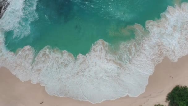 Lassú mozgás felső kilátás a tenger habos fröccsenő hullámok egy fehér homokos strandon — Stock videók