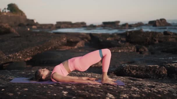 Deniz kıyısında spor yapan kadınlar antrenman yapıyor. Yoga minderinde spor eğitimi. — Stok video