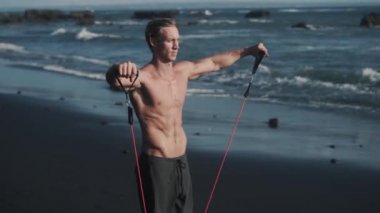 Altılı karın kaslarının önü elastik bantla el sallıyor..