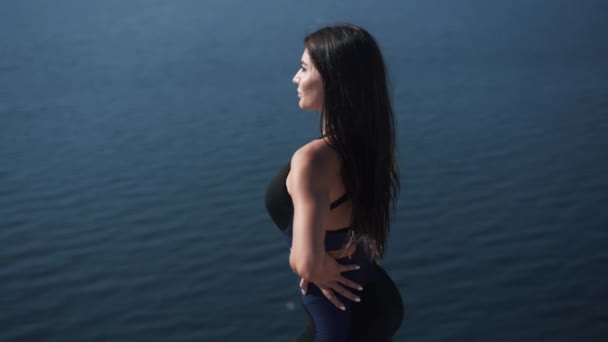 Młoda kaukaska brunetka kobieta cieszy się relaks nad morzem w sportowe — Wideo stockowe