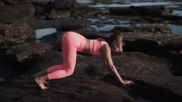 Vista lateral da menina sexy em sportswear apertado esticar as pernas e glúteos. — Vídeo de Stock