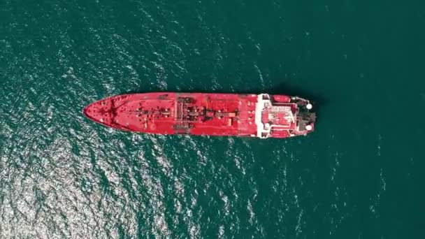 Контейнерное судно, стоящее на якоре в порту, вид сверху — стоковое видео