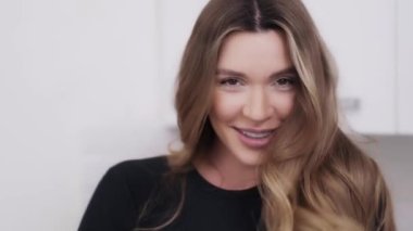 Heyecanlı genç kadın gülmekten kendini alamıyor. 