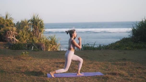 Femme sportive ayant un entraînement de remise en forme contre la mer — Video