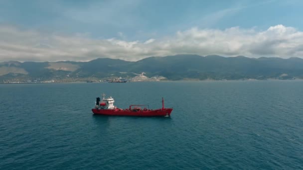 Verankerd vrachtschip tegen kustlandschap, vanuit de lucht — Stockvideo