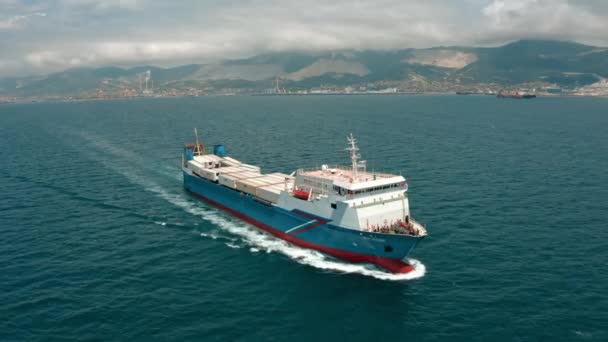 Luchtopname Van Een Droog Vrachtschip Dat Goederen Vervoert Haven Verlaat — Stockvideo