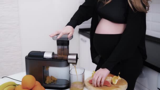 Förväntad Mamma Gör Citrusjuice Med Juicemaskin Vitamin Dryck Gjord Grapefrukt — Stockvideo